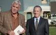 Dennis Farina con Dustin Hoffman en la serie Luck