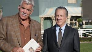 Dennis Farina con Dustin Hoffman en la serie Luck