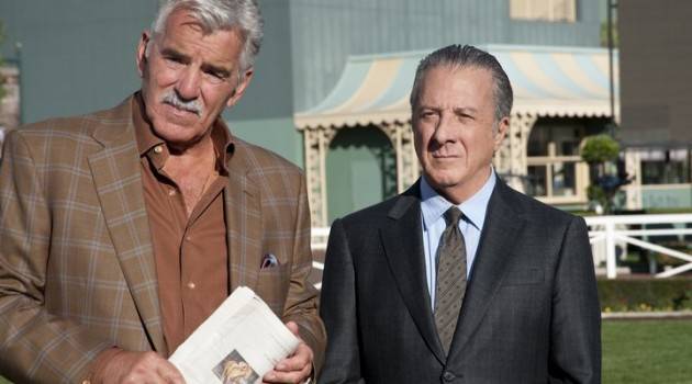 Dennis Farina con Dustin Hoffman en la serie Luck