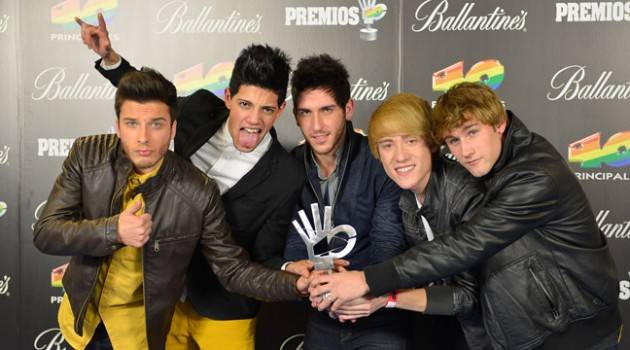 Auryn posando con su Premio 40 Principales 2012