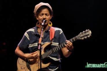 Nneka Cantando en su concierto en el Teatro Circo Price de Madrid