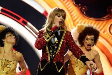 Taylor Swift durante su actuación en los MTV EMA 2012
