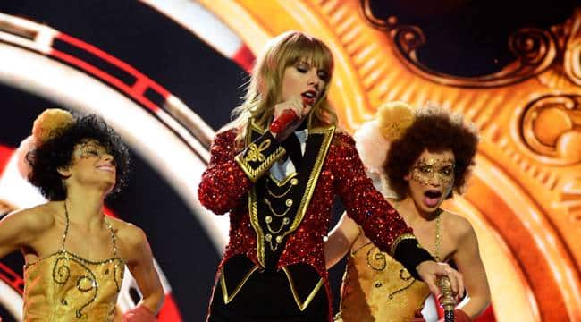 Taylor Swift durante su actuación en los MTV EMA 2012