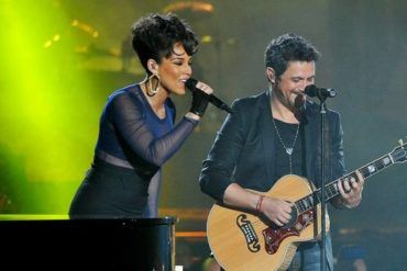 Alicia Keys y Alejandro Sanz actuando en la Gala de los Premios 40 Principales 2012