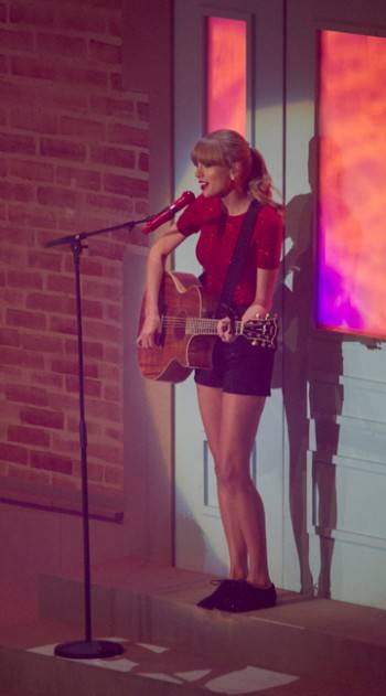 Taylor Swift durante la actuación en la Gala de Premios 40 Principales