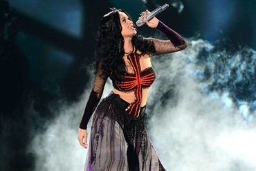 Imagen de Katy Perry en los Grammys 2014 interpretando "Dark Horse"