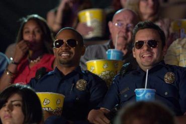 Damon Wayas Jr. y Jake Johnson en una escena de 'Vamos de polis' (2014)
