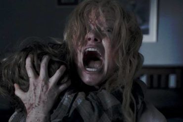 Amelia (Essie Davis) y su hijo Samuel (Noah Wiseman) en una sangrienta escena de 