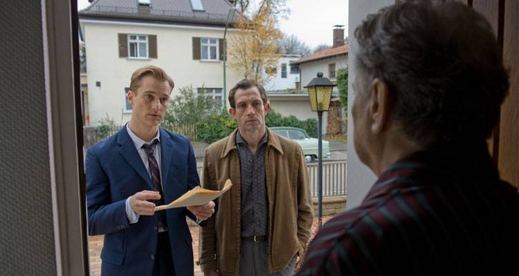 Alexander Fehling y Gert Voss en la película "La conspiración del silencio" (2015)