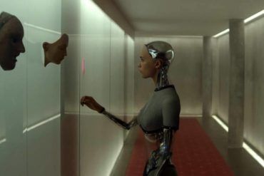 Sonoya Mizuno y Alicia Vikander - Foto de Ex Machina