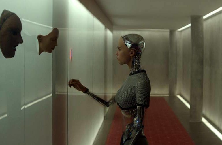 Sonoya Mizuno y Alicia Vikander - Foto de Ex Machina