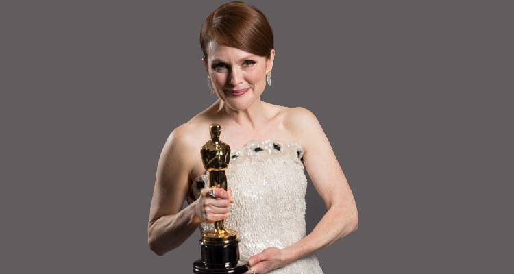 Julianne Moore posando con su Oscar por "Siempre Alice" ©A.M.P.A.S.
