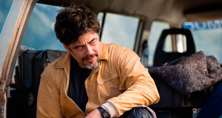 Imagen de Benicio Del Toro en la película 'Un día perfecto'