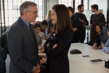 Robert De Niro y Anne Hathaway en la película 'El becario'