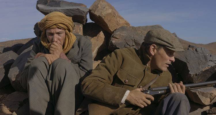 Reda Kateb y Viggo Mortensen en una escena de 'Lejos de los hombres'