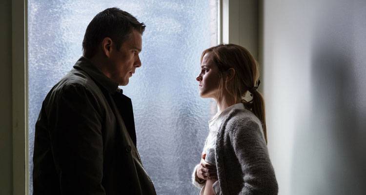 Emma Watson y Ethan Hawke en una escena de 'Regresión' de Amenábar