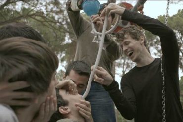 Los novatos sufriendo las famosas novatadas en la película