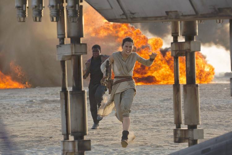Daisy Ridley y John Boyega en Star Wars: El despertar de la Fuerza 