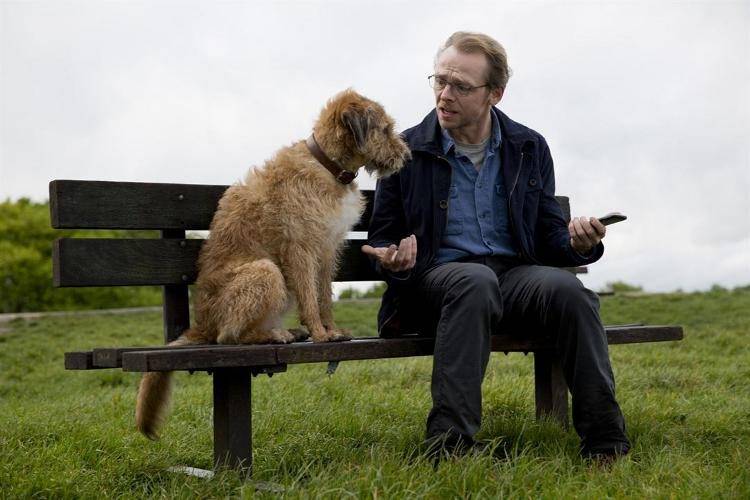 Simon Pegg y su mascota en la película