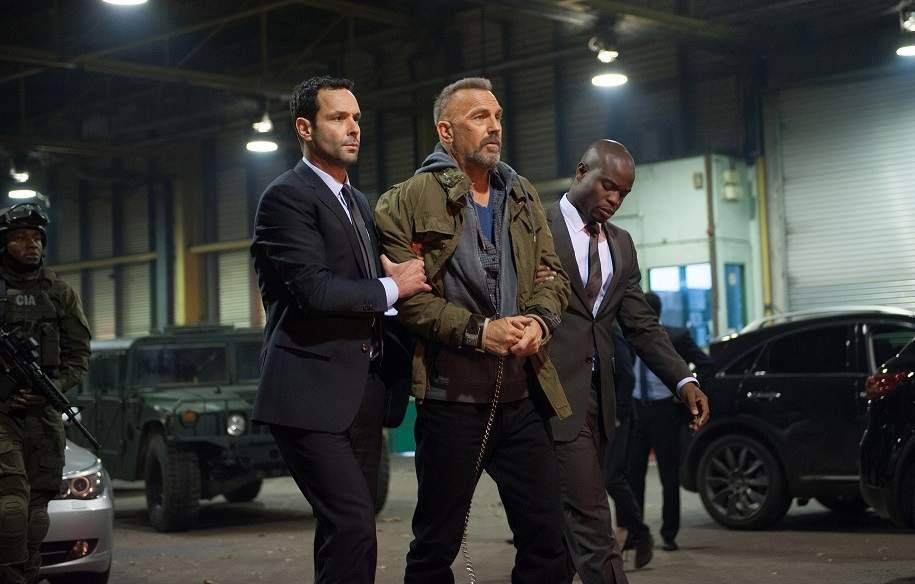 Kevin Costner arrestado en una imagen de la película Criminal