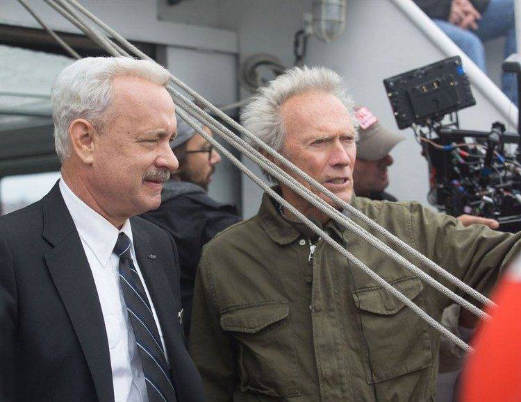 Tom Hanks y Clint Eastwood en una foto tomada durante el rodaje de la película "Sully"
