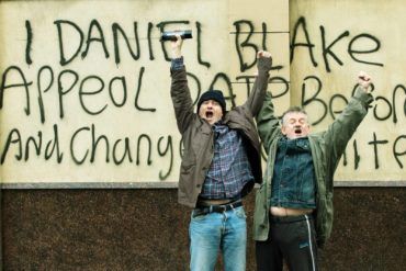 El actor Dave Johns junto a una pancarta