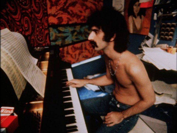 Frank Zappa componiendo al piano