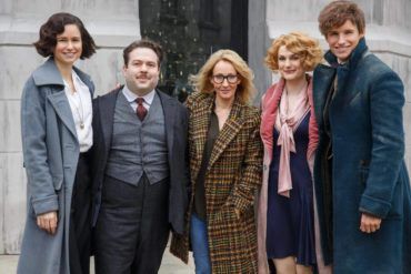 Eddie Redmayne con sus compañeros de reparto y en el centro J.K. Rowling