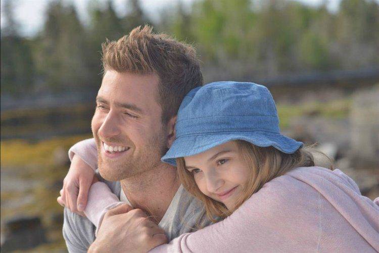 Oliver Jackson-Cohenes el curandero y Kaitlyn Bernard una niña con cáncer