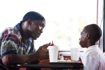 Mahershala Ali y Alex R. Hibbert en la película candidata al Oscar 'Moonlight'