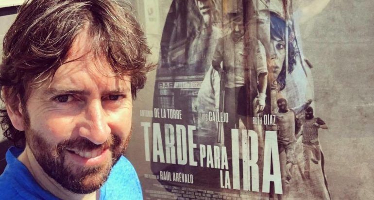 Daniel Sánchez Arévalo posa delante del cartel de la película dirigida por su primo Raúl Sánchez Arévalo