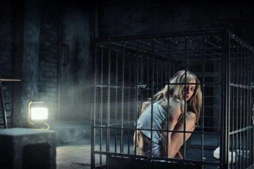 Ksenia Solo en su jaula