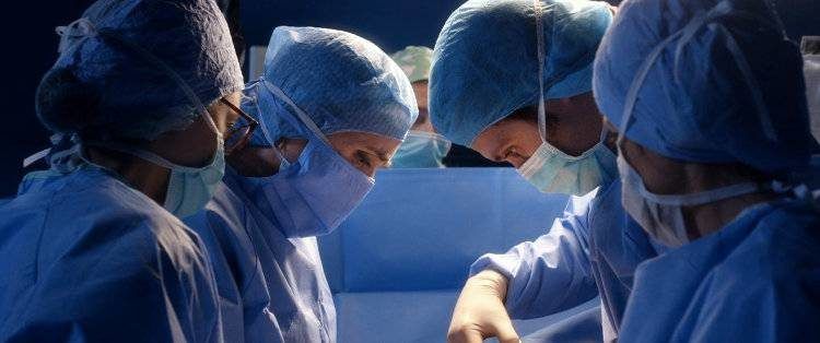 Cirujanos operando en la película "Reparar a los vivos"