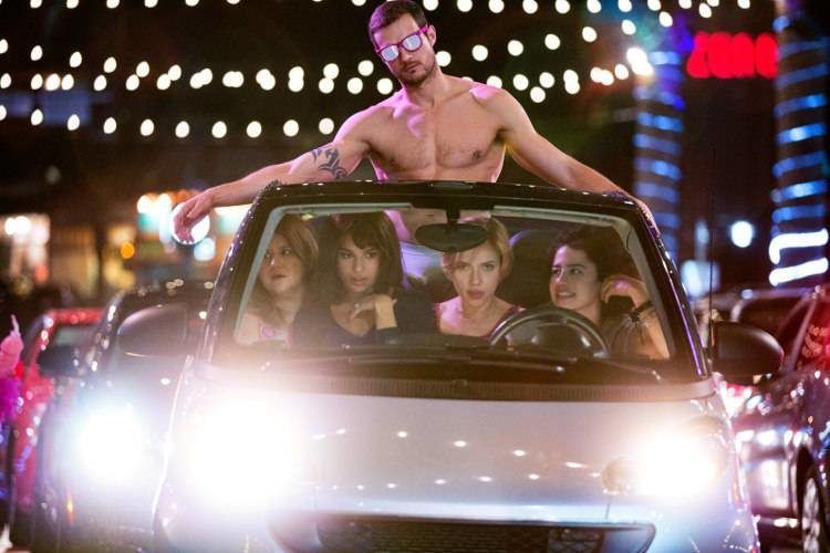 Ilana Glazer, Jillian Bell, Scarlett Johansson, Zoë Kravitz y Ryan Cooper en "Una noche fuera de control"