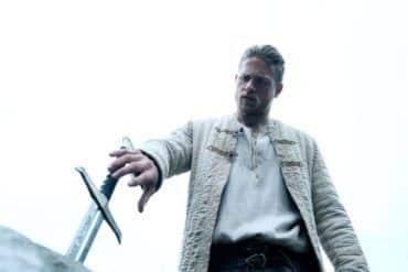 Charlie Hunnam arrancando de la piedra a Excalibur
