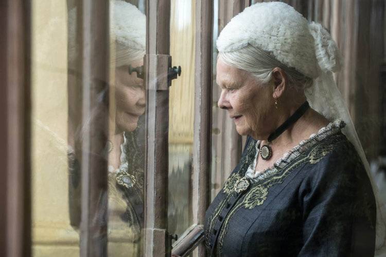 Judi Dench se coloca la corona en 'La reina Victoria y Abdul'