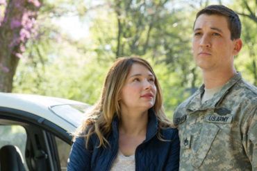 Miles Teller y Haley Bennett en la película "Deber cumplido"