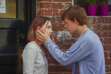 Lucas Hedges y Saoirse Ronan en