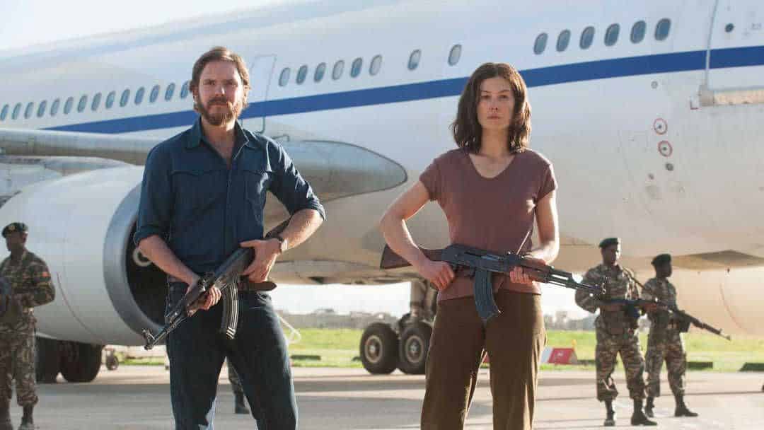 Daniel Brühl y Rosamund Pike en la película