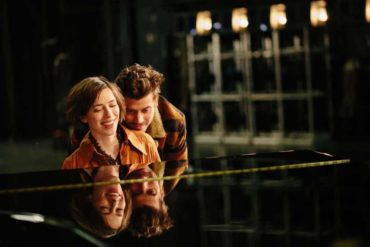 Dan Stevens y Rebecca Hall en la película