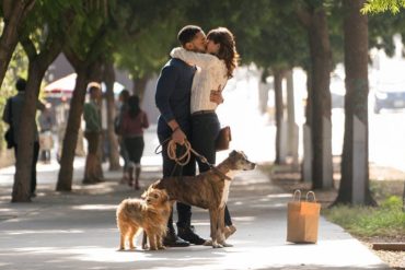 Tone Bell Y Nina Dobrev En I Love Dogs 370x247