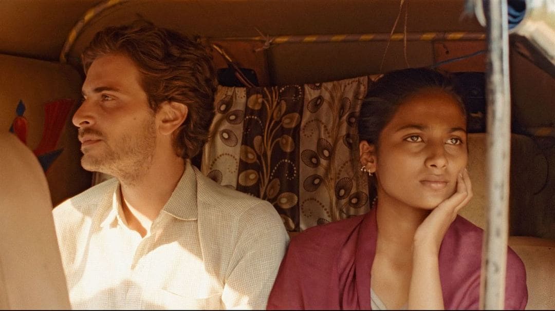 Roman Kolinka y Aarshi Banerjee en la película "Maya" (2018)