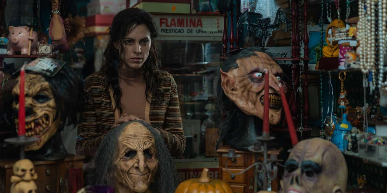 Maggie Civantos como Sara en su tienda (imagen de la película La influencia)