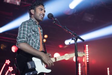 Himesh Patel tocando la guitarra en Yesterday