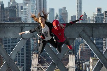 MJ (Zendaya) y Spider-Man saltado desde un puente en SPIDERMAN 3: NO WAY HOME.