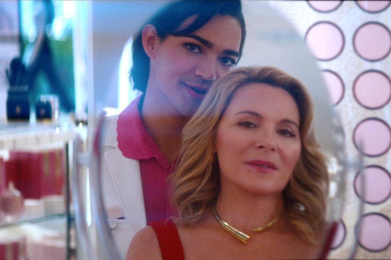 Crítica de la serie El Glamur (Glamorous) con Kim Cattrall