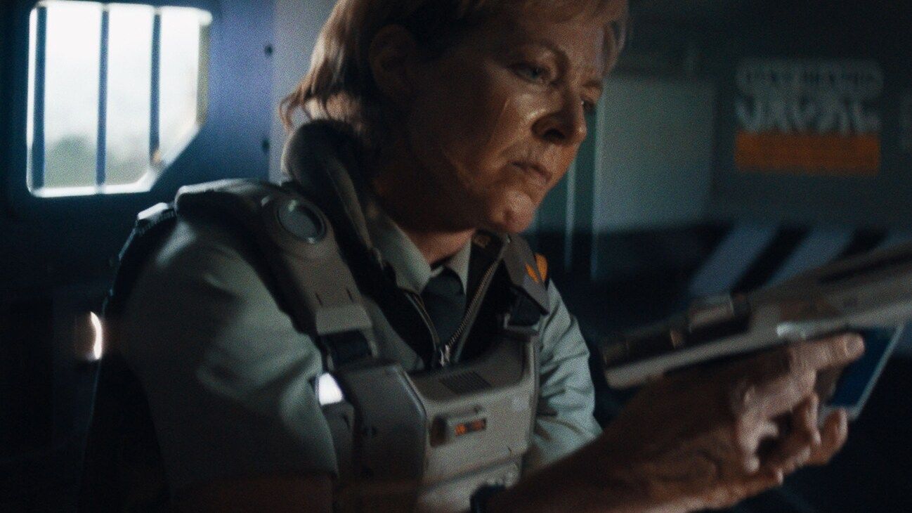 Allison Janney como Coronel en The Creator