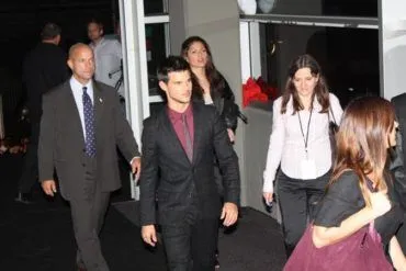 TAYLOR LAUTNER PREMIERE SIN SALIDA Portada