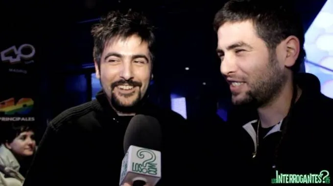 ESTOPA-LOSINTERROGANTES-2.0 Imagen de la entrevista a los componentes de Estopa durante los Premios Dial 2011