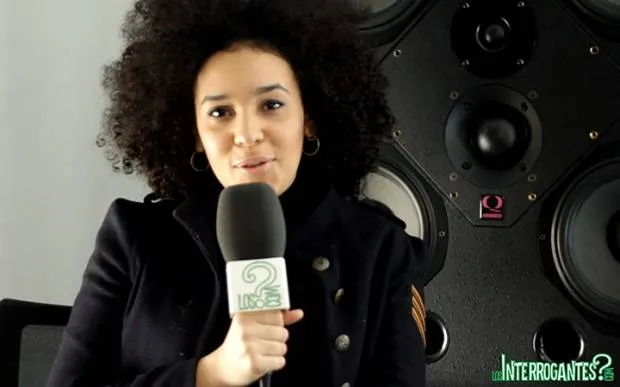 Chila Lynn durante la entrevista con LosInterrogantes.com